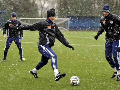 Navrátilec v drese ŠK Slovan Kornel Saláta (vľavo) počas zahájenia zimnej prípravy futbalového Slovana Bratislava