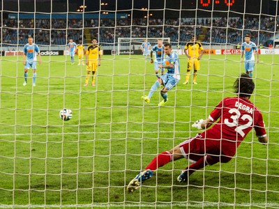 Igor Žofčák premieňa penaltu v súboji s Tiraspoľom