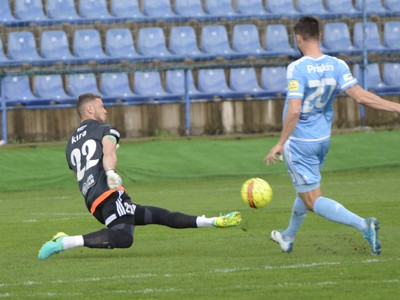 Tomáš Priškin strieľa gól