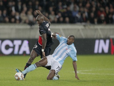 Mohamed Sissoko v súboji s Karimom Guedém
