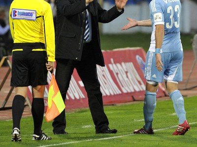 Svoj 100. ligový gól olavujúci Róbert Vittek zo Slovana (vpravo) a konzultant Slovana Dušan Galis 