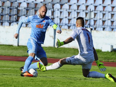 Róbert Vittek (Slovan) strieľa prvý gól po kľučke na brankára Trnavy Adama Jakubecha (vpravo)