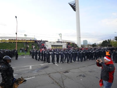Policajní ťažkoodenci pri sektore fanúšikov Trnavy 