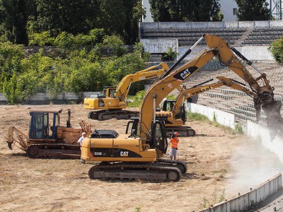 Ťažké mechanizmy začínajú s demoláciou futbalového štadióna na Tehelnom poli