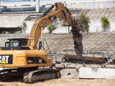 Ťažké mechanizmy začínajú s demoláciou futbalového štadióna na Tehelnom poli
