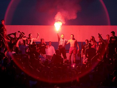 Fanúšikovia Crvena Zvezda Belehrad s dymovnicou