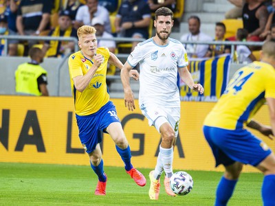 Na snímke zľava Zsolt Kalmár (Dunajská Streda), Kenan Bajrič (Slovan) a Dominik Kružliak (Dunajská Streda)