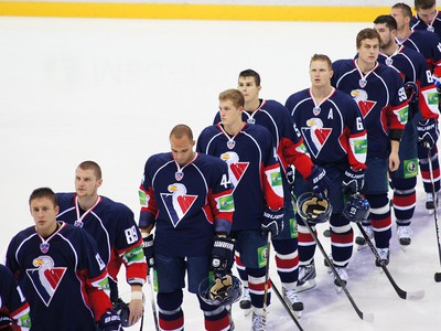 Hokejisti Slovana počas hymny