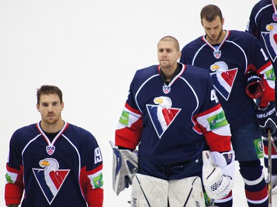 Hokejisti Slovana počas hymny