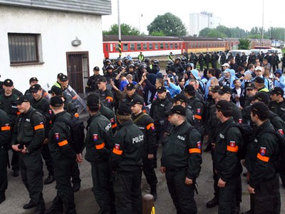Pár fanúšikov Slovana strážili stovky policajtov