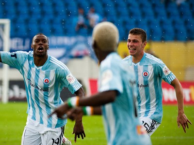 Karim Guede sa teší z gólu so svojimi spoluhráčmi 
