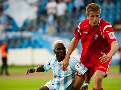 Mamadou Bagayoko zo Slovana a Lukáš Beňo z Dubnice