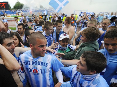 Hráč ŠK Slovan Bratislava Filip Šebo s fanúšikmi 