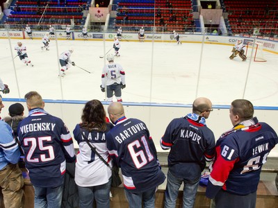 Na snímke slovenskí fanúšikovia v hale CSKA pred prvým stretnutím play-off hokejovej KHL CSKA Moskva - HC Slovan Bratislava