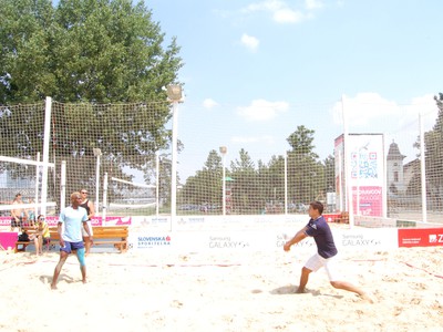 Futbalisti a hokejisti Slovana si na Magio pláži zahrali plážový volejbal a následne rozdali fanúšikom autogramy