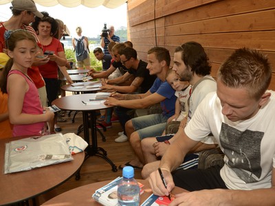 Futbalisti a hokejisti Slovana si na Magio pláži zahrali plážový volejbal a následne rozdali fanúšikom autogramy