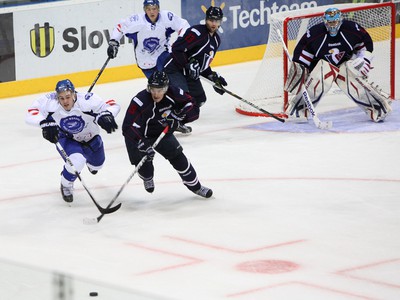 Situácia pred bránou HC Slovan Bratislava