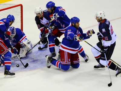 Miroslav Šatan pred bránkou Rangers