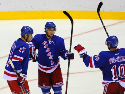 Radosť hráčov New York Rangers po prvom góle