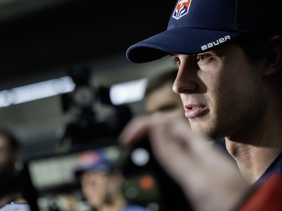Na snímke slovenský hokejový reprezentant Samuel Kňažko odpovedá na otázky novinárov na zraze slovenskej hokejovej reprezentácie pred  Nemeckým pohárom