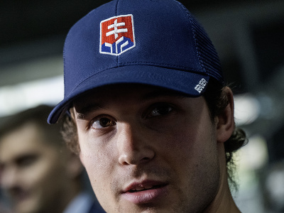 Na snímke slovenský hokejový reprezentant Samuel Kňažko odpovedá na otázky novinárov na zraze slovenskej hokejovej reprezentácie pred  Nemeckým pohárom