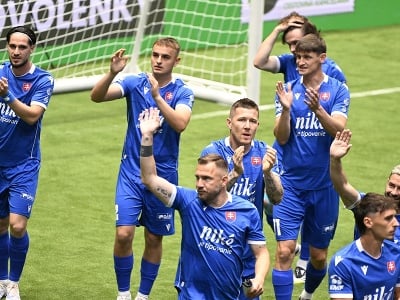 Na snímke slovenská futbalová reprezentácia pozdravuje divákov