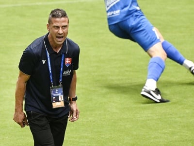Na snímke tréner tímu Slovenska Marius Mitu pred stretnutím