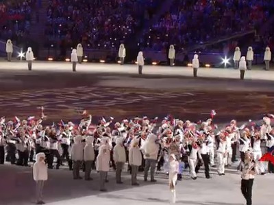 Slovenská výprava na ploche Olympijského štadióna v Soči, vlajku priniesol vysmiaty Zdeno Chára