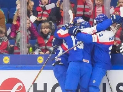Slovenskí hokejisti do 18 rokov sa tešia z gólu