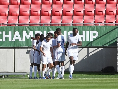Na snímke radosť hráčov Francúzska po strelení gólu
