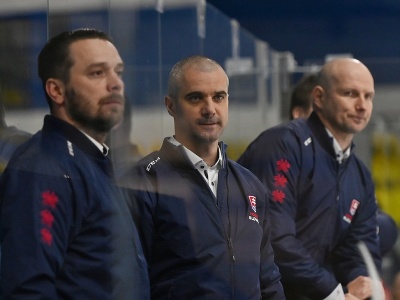 Na snímke v strede dočasný tréner slovenskej hokejovej reprezentácie do 20 rokov Ivan Feneš počas priateľského zápasu SR20 - ČR20 v Piešťanoch 