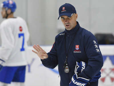 Slovenská hokejová reprezentácia do 20 rokov v Poprade počas prípravy na augustové IIHF majstrovstvá sveta U20. Na snímke hlavný tréner Ivan Feneš. 