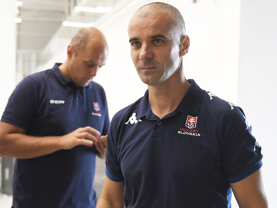 Na snímke tréner Ivan Feneš prichádza na rozhovor pred tréningom slovenskej reprezentácie do 20 rokov v Poprade v pondelok 25. júla 2022