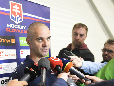 Na snímke tréner Ivan Feneš počas rozhovoru pred tréningom slovenskej reprezentácie do 20 rokov v Poprade v pondelok 25. júla 2022