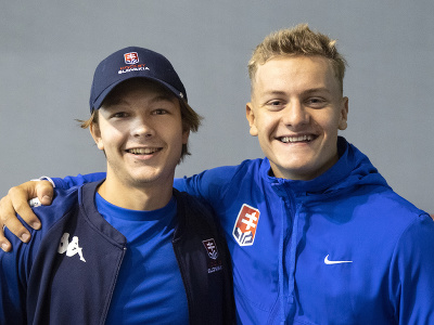 Slovenskí hokejisti Adam Sýkora (vpravo) a Oleksij Myklucha