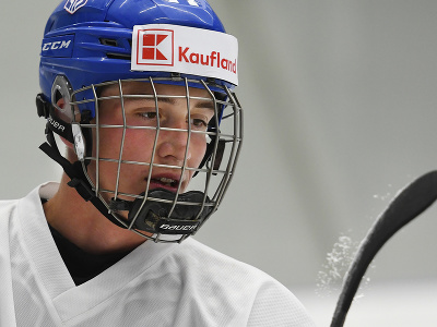 Slovenská hokejová reprezentácia do 20 rokov v Poprade počas prípravy na augustové IIHF majstrovstvá sveta U20. Na snímke Samuel Honzek. 
