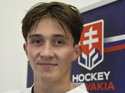 Slovenská hokejová reprezentácia do 20 rokov v Poprade počas prípravy na augustové IIHF majstrovstvá sveta U20. Na snímke Samuel Honzek.