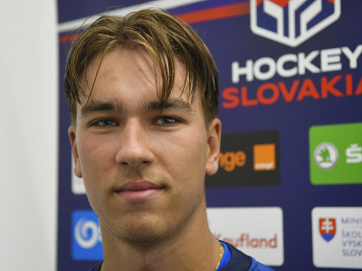 Slovenská hokejová reprezentácia do 20 rokov v Poprade počas prípravy na augustové IIHF majstrovstvá sveta U20. Na snímke brankár Šimon Latkóczy. 