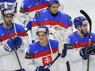 Na snímke slovenskí hokejisti zľava Andrej Kudrna, brankár Stanislav Škorvánek, Patrik Koch a Matúš Sukeľ ďakujú divákom po štvrťfinálovom zápase Kanada - Slovensko