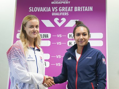 Slovenská tenisová dvojka Anna Karolína Schmiedlová a vpravo britská jednotka Heather Watsonová