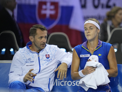 Slovenská tenista Anna Karolína Schmiedlová a nehrajúci kapitán Matej Lipták