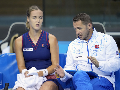 Slovenská tenistka Anna Karolína Schmiedlová a nehrajúci kapitán Slovenska Matej Lipták