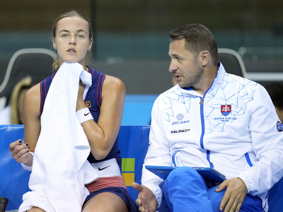 Slovenská tenistka Anna Karolína Schmiedlová a nehrajúci kapitán Matej Lipták