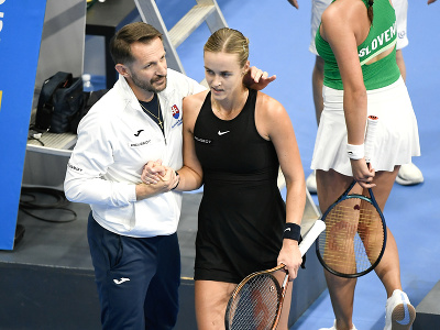 Slovenská tenistka Anna Karolína Schmiedlová počas Billie Jean King Cupu s kapitánom Matejom Liptákom