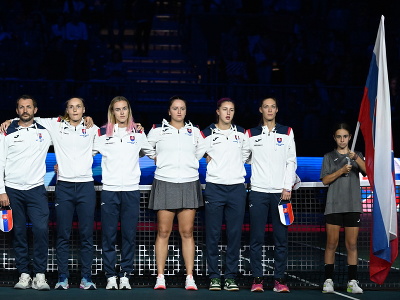 Na snímke slovenské tenistky sprava Tereza Mihalíková, Renáta Jamrichová, Viktória Hrunčáková, Anna Karolína Schmiedlová, Rebecca Šramková a kapitán slovenského tímu Matej Lipták stoja počas slovenskej hymny pred úvodnými dvojhrami na finálovom turnaji Pohára Billie-Jean Kingovej