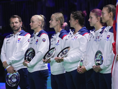 Slovenské tenistky a nehrajúci kapitán Matej Lipták po finálovom zápase Pohára Billie Jean Kingovej 