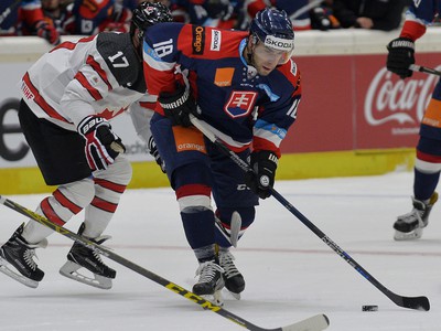 Na snímke vpravo slovenský hokejový reprezentant Andrej Kudrna a vpravo Kevin Clark (Kanada)