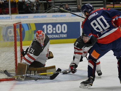 Na snímke vpravo slovenský hokejový reprezentant Tomáš Hrnka a vpravo brankár Barry Brust (Kanada)