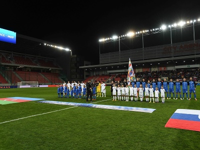 Tím Slovenska a tím Azerbajdžanu pred začatím futbalového zápasu
