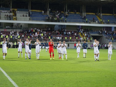 Slovenskí futbalisti v pozápasovej ďakovačke po hladkom triumfe v Baku